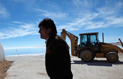 El entonces presidente Evo Morales recorre una planta semi-industrial para producir cloruro de potasio, utilizado para fabricar baterías de litio, en Llipi, Bolivia.