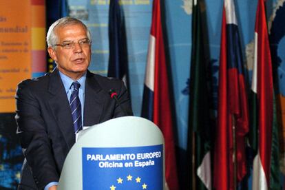 Tras conocerse el resultado del referéndum, el presidente del Parlamento Europeo, Josep Borrell, junto al presidente en turno de la UE, el primer ministro luxemburgués Jean Claude Juncker, y el presidente de la Comisión, José Manuel Durao Barroso hicieron pública una declaración conjunta en la que los tres presidentes lamentaban el resultado, pero en la que se afirmaba que "Europa ya ha conocido momentos difíciles y en cada ocasión ha sabido salir reforzada, mejor que antes, y lista para hacer frente a los desafíos y a las responsabilidades que le son propias".