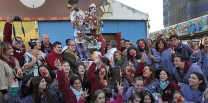 La comisión de la falla Almirante Cadarso-Conde de Altea celebra su 'ninot indultat'.