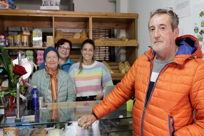 Los vecinos de Frías Ángela Herrán, Ana Ibáñez, Iriaia Rilo y Josema Bergado, en el estanco de la localidad burgalesa.  