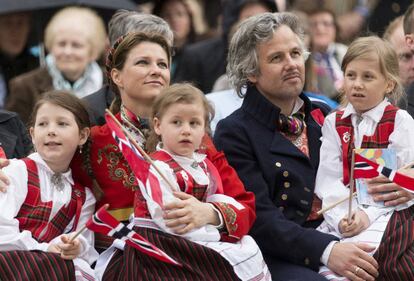 Märtha Louise e Ari Behn no Dia Nacional da Noruega em Londres, em 17 de maio de 2013, com as três filhas, Maud Angelica, Leah Isadora e Emma Tallulah.