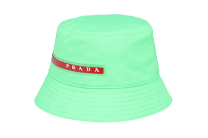 Uno de los gorros de Prada, también disponible en fucsia, naranja, verde más oscuro o tonos neutros. Cuesta 250 euros.