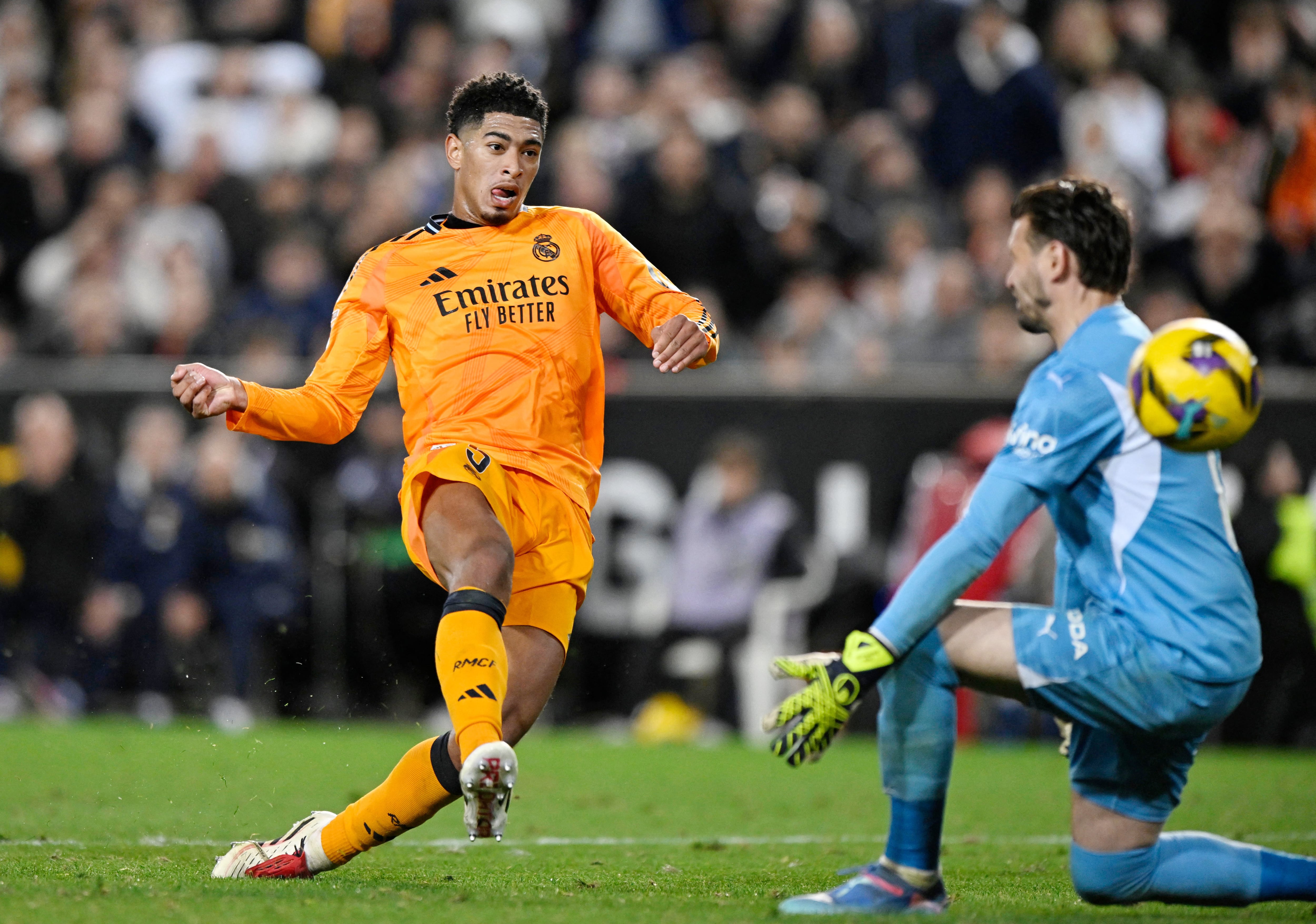 El Madrid aplaca el volcán de Mestalla