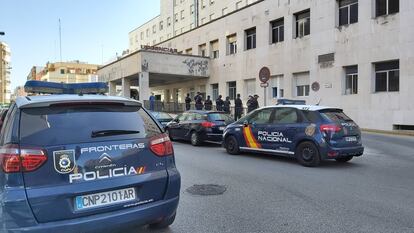 Agentes custodian la salida del hospital Puerta del Mar de Cädiz donde es atendido el inspector herido grave en Algeciras