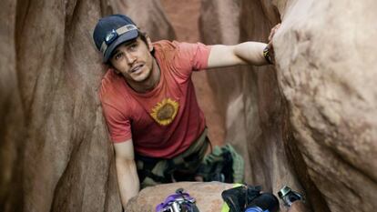 La historia real del aventurero Aron Ralston, obligado a amputarse un brazo para salvar su vida, llevada a la pantalla por Danny Boyle ('Trainspotting') fue una de las grandes éxitos de taquilla en 2010. A los Oscar llegaba con seis candidatura, entre ellas la de mejor película, premio que se llevó, casi por sorpresa, 'El discurso del rey'. James Franco sí partía como favorito en la categoría de mejor actor principal por su 'tour de force' interpretativo (llevaba el peso del film en solitario), pero el premio fue a caer en las manos de Colin Firth, precisamente el rey de la película ganadora. Ese mismo año, Javier Bardem estuvo entre los cinco finalistas por su papel en 'Biutiful'.