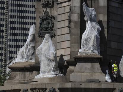 Un operario con cuatro de las estatuas protegidas 