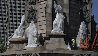 Un operari amb quatre de les estàtues protegides.