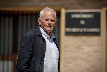 El alcalde de Villamayor de Gállego, José Luis Montero Lostao, frente al consistorio.