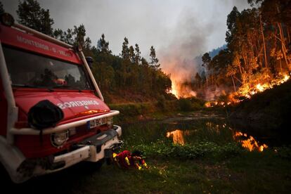 Els bombers descansen prop d'un camió d'extinció a Penela, Coïmbra.