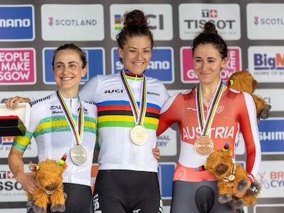 Chloe Dygert tras ganar el oro en la prueba contrarreloj del Mundial de Ciclismo, junto a Grace Brown (plata) y Christina Schweinberger (bronce).