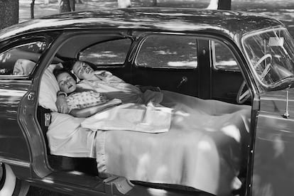 Una pareja acampando en su coche en 1949.