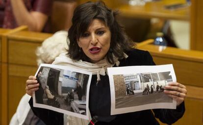 La viceportavoz de AGE, Yolanda Díaz, muestra fotos de Iravedra y la exedil de Lugo acarreando a los votantes.