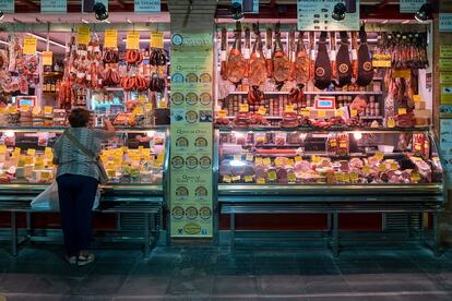 Un puesto del mercado de Triana en Sevilla, el jueves.