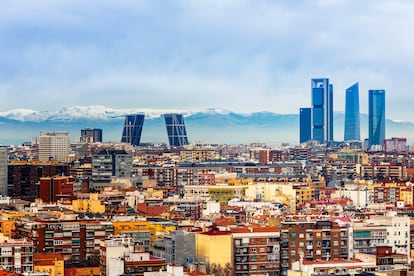 Vista de Madrid desde el edificio Torres Blancas, rascacielos obra del arquitecto Javier Sáenz de Oiza en Madrid. A la izquierda de la imagen, al fondo, se ven las torres KIO (2024).