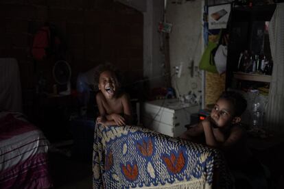 Unos niños juegan en un edificio ocupado en Río de Janeiro (Brasil). En las últimas 24 horas, el Ministerio de Salud del país ha confirmado 8.324.294 casos acumulados y 207.095 fallecidos. El jueves se han sumado al balance total otros 67.758 positivos y 1.131 muertes.