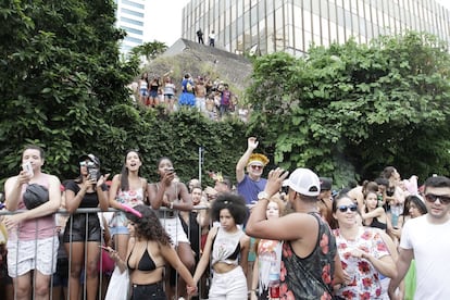 A folia na 23 de Maio, que liga a Zona Sul ao Centro da capital paulista, se concentrou entre o bairro do Paraíso e a região central. Desfilaram no domingo os blocos Domingo Ela Não Vai, Vou de Táxi, Chá Rouge e Bloco do Desmanche.