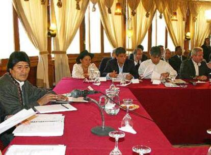 Evo Morales, en la mesa de negociación de Cochabamba junto a los gobernadores de Santa Cruz, Chuquisaca, Tarija y Beni