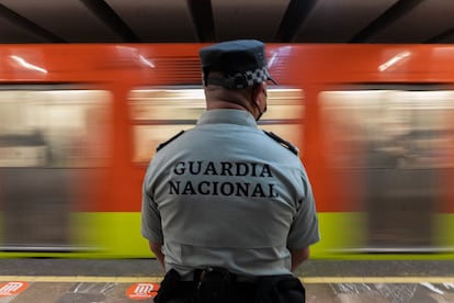 Un elemento de la Guardia Nacional en la estación Balderas de la Línea 3.