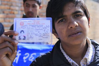 Bishwa posa con su carné de identidad. “El tercer género simboliza lo que soy y me identifica. Es un avance muy positivo en la consecución de igualdad para nosotros”, explica. Es uno de los pocos que ha conseguido un documento de identidad con la nueva categoría.