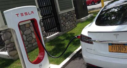 Uno de los Supercharger de Tesla