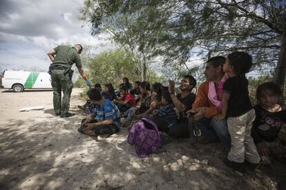 Un agente de la Patrulla Fronteriza de Estados Unidos ofrece agua y alimentos a un grupo de migrantes sin documentos detenidos en la frontera con México en Texas.