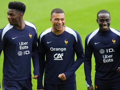 De izquierda a derecha, los jugadores de la selección francesa Tchouameni, Mbappé, Mendy y Camavinga, durante un entrenamiento en esta Eurocopa.
