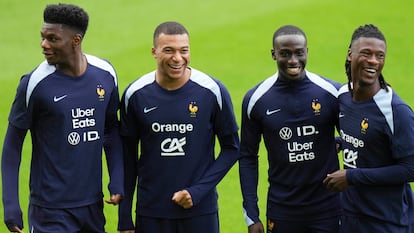 De izquierda a derecha, los jugadores de la selección francesa Tchouameni, Mbappé, Mendy y Camavinga, durante un entrenamiento en esta Eurocopa.
