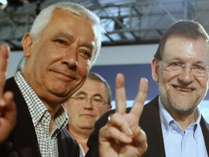 Javier Arenas y Mariano Rajoy, en un mitin en Almer&iacute;a.