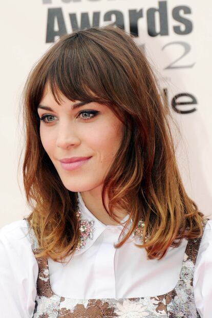 Las mechas californianas aún permanecen en nuestras cabezas. Algunas, reducidas a la mínima expresión como en el caso de Alexa Chung, que son solo unos ligeros reflejos repartidos en su melenita.