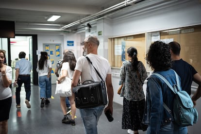 Varios opositores a profesor de secundaria esperan para examinarse al instituto público Pablo Neruda, en Leganés (Madrid) el 17 de junio.