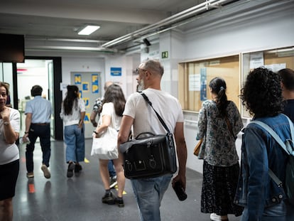 Varios opositores a profesor de secundaria esperan para examinarse al instituto público Pablo Neruda, en Leganés (Madrid) el 17 de junio.