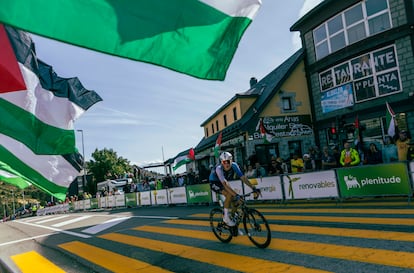 Un ciclista a su paso por el Puerto de Navacerrada, este sábado. 