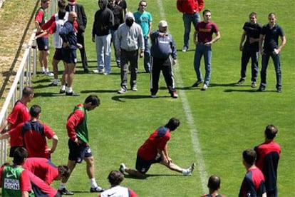 Once <i>ultras</i> del Frente Atlético insultan y amenazan, tras irrumpir en el campo de prácticas, a los jugadores rojiblancos mientras éstos se ejercitaban.