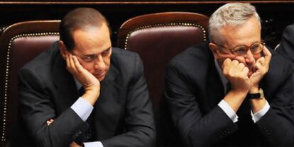 Berlusconi y Tremonti durante una sesión del Parlamento italiano, en septiembre.