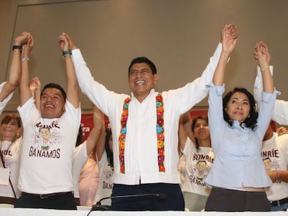 El candidato de Morena por Oaxaca, Salomón Jara, celebra su victoria.