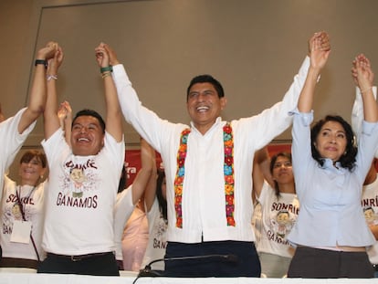 El candidato de Morena por Oaxaca, Salomón Jara, celebra su victoria.