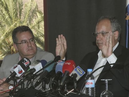 El presidente del Cabildo de La Gomera y senador del PSOE por la isla, Casimiro Curbelo (d), con el vicepresidente del Cabildo, Gregorio Medina