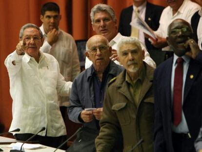 Raúl Castro, o vice Díaz-Canel, Machado e Ramiro Valdés (de verde oliva).