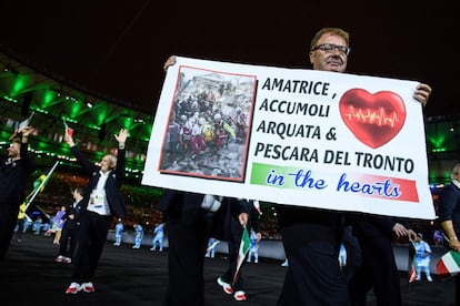 Miembros de la delegación italiana recuerdan a los pueblos más afectados tras el terremoto del pasado 24 de agosto en Italia.