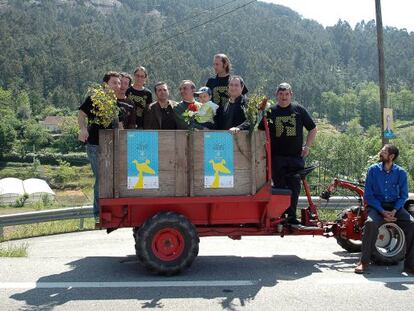 Participantes y organizadores del festival en uno de los chimpines en los que recoren la parroquia de Porriño