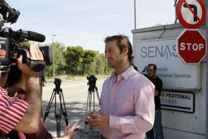 El portavoz de los controladores, César Cabo, responde a los medios ayer antes de la reunión con AENA.