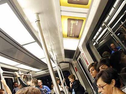 Interior del tren que comunica la T-4 con la terminal satélite, que hace el recorrido en unos tres minutos.