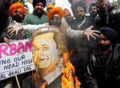 UN GRUPO DE MANIFESTANTES QUEMA UN DIBUJO DEL PRESIDENTE FRANCÉS EN NUEVA DELHI (A DONDE SARKOZY VIAJA HOY) POR LA PROHIBICIÓN EN FRANCIA DE LLEVAR TURBANTE A CLASE.