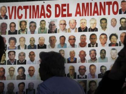 Pancarta con víctimas por amianto frente a la sala de lo Social de Sevilla.