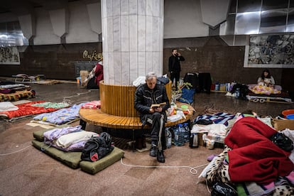 Un anciano lee un libro en una estación de metro en Járkov​​​, en Ucrania, el pasado 21 de abril. 