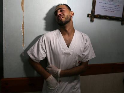 Un enfermero en un hospital en Gaza el pasado viernes.