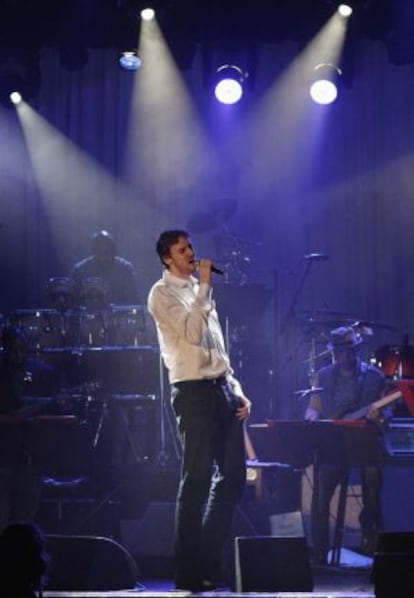 Pau Gasol canta durante una gala de UNICEF, el 15 de marzo de 2012.