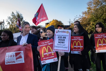 Keir Starmer, durante una manifestación de trabajadores de McDonalds que piden mejoras salariales el 12 de noviembre de 2019 en Londres. 