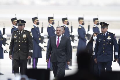 AMLO, Luis Sandoval y miembros del ejército en Santa Lucía