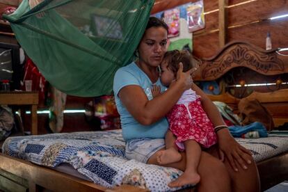 En la Tercera Montaña, un asentamiento de más de 2.000 lotes, Keyla Urón, de 33 años, regenta una ‘tiendita’ de galletas y refrescos. Nada que ver con la tienda que tenía en Venezuela. “Allá éramos clase media”, suspira, “tenía una vida muy cómoda”. Sin embargo, la devastadora crisis económica en su país también acabó por afectar a su familia. Hace un par de años que llegó a Colombia y lo único en lo que piensa es en el futuro de sus hijos. “Nada es fácil”, zanja.